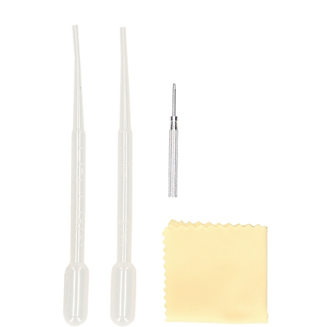 Zwei Pipetten, ein silberner Stift und ein gelbes Mikrofasertuch.